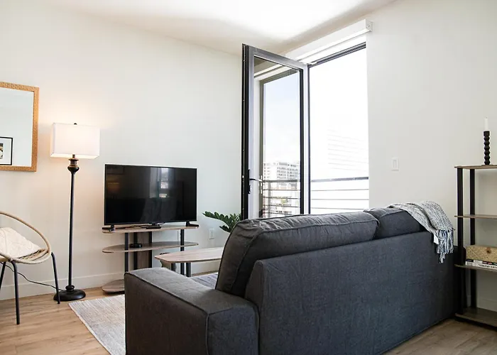 Luxury Apartment With The Hollywood Hills View